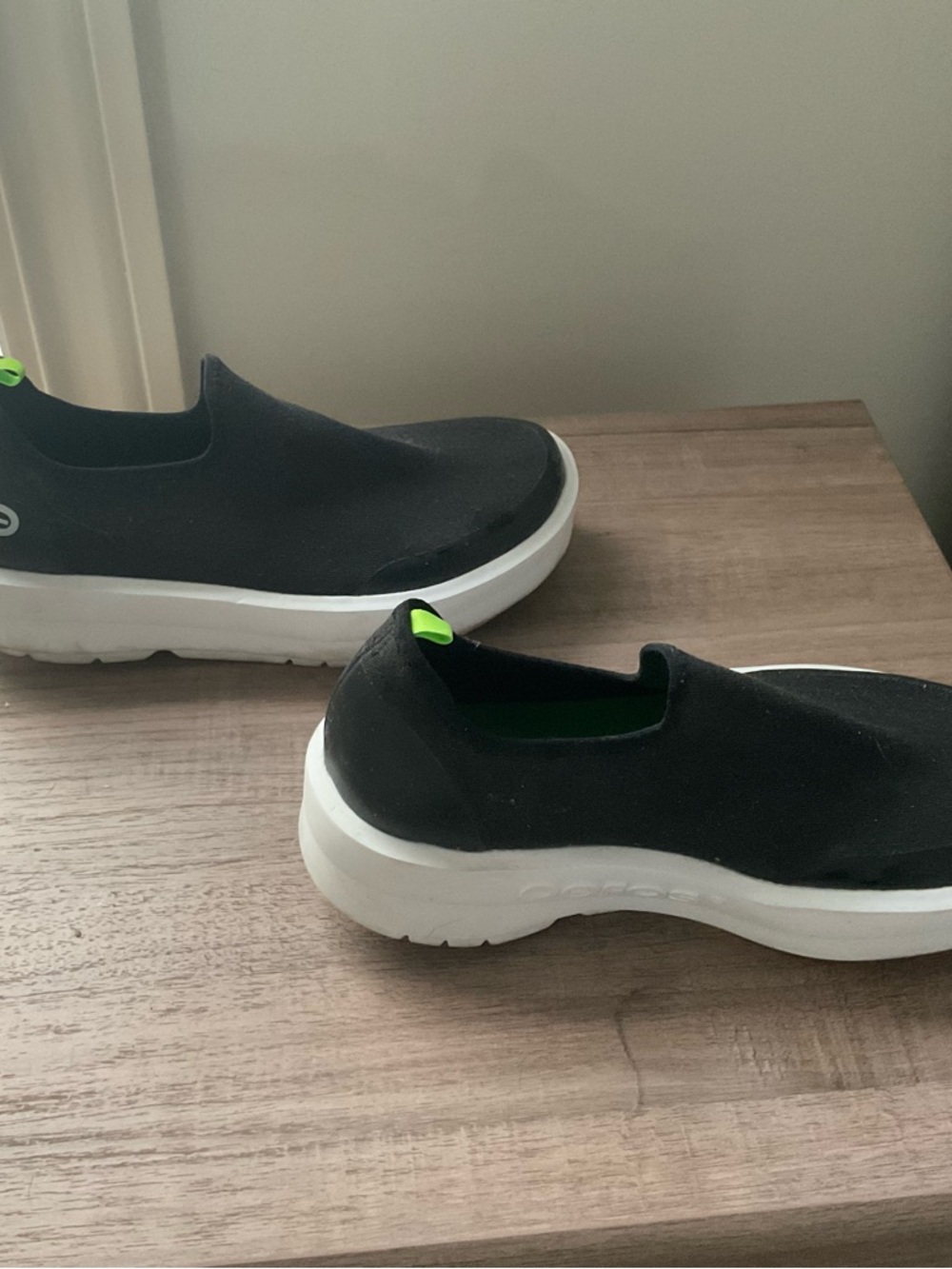 OOFOS OOmg Eezee low Black Slip-On Athletic Shoes.  Gently used SZ 7.5 - Picture 2 of 8